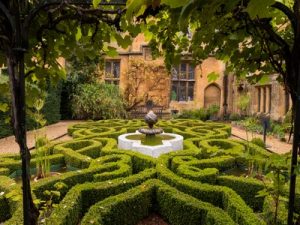 jardin particulier décoré avec un labyrinthe